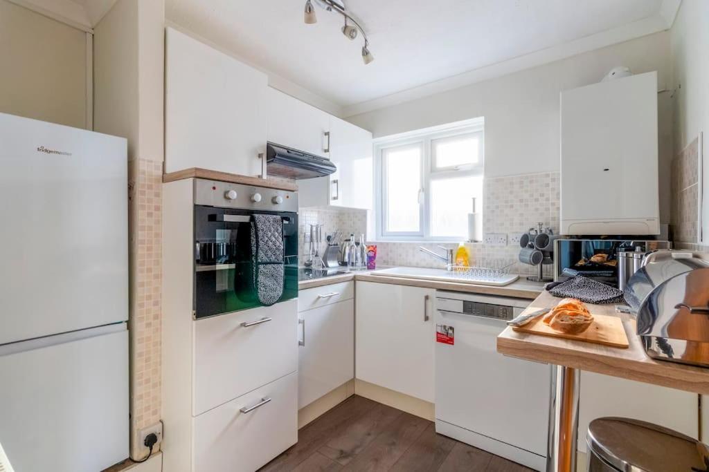Spacious Sea View 2 Bedroom Sleeps 6-Free Parking Bournemouth Exterior photo